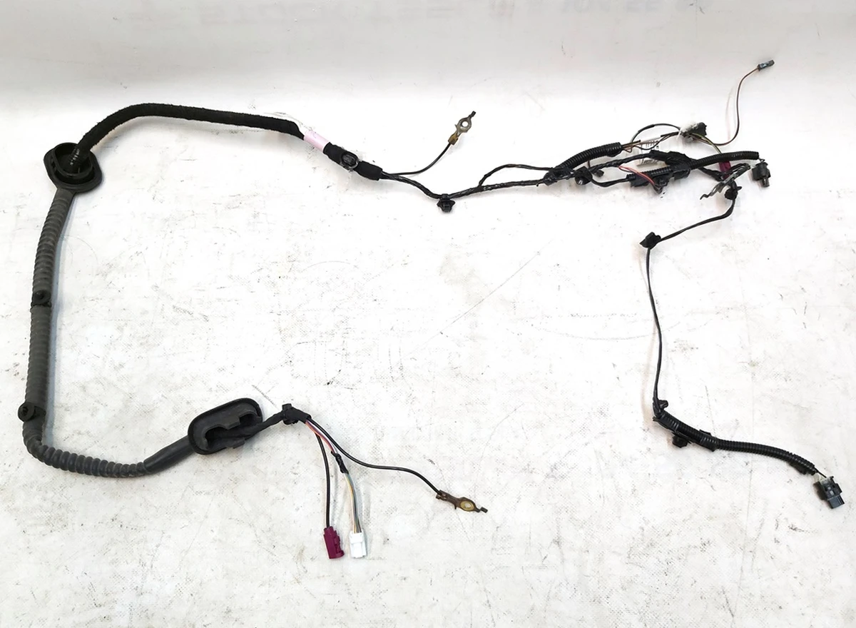 5 Електропроводка кришки багажника зі слідами окисненняTesla model 3 1068789-00-F