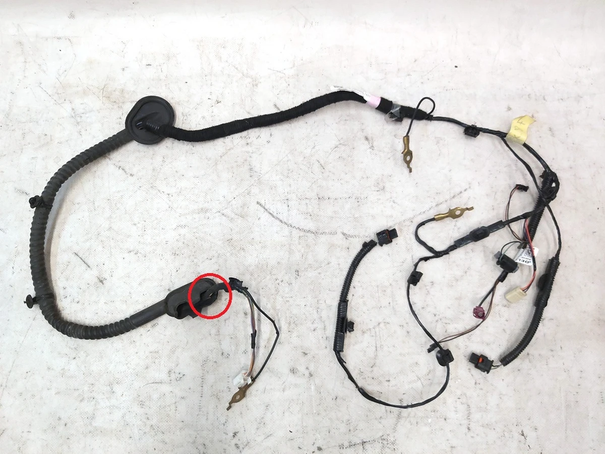 5 LAMP ASSEMBLY - CENTER HIGH MOUNT STOP LIGHT Tesla model X 1034340-00-D