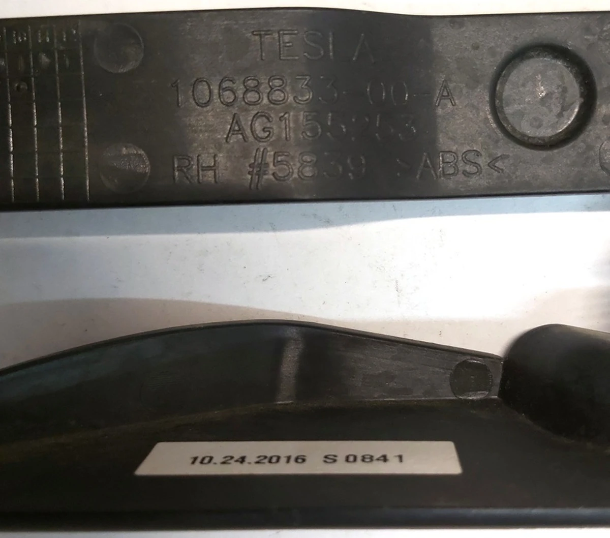 22 Накладка декоративна салазок сидіння водія нижня права задня Tesla Model X 1066633-00-A