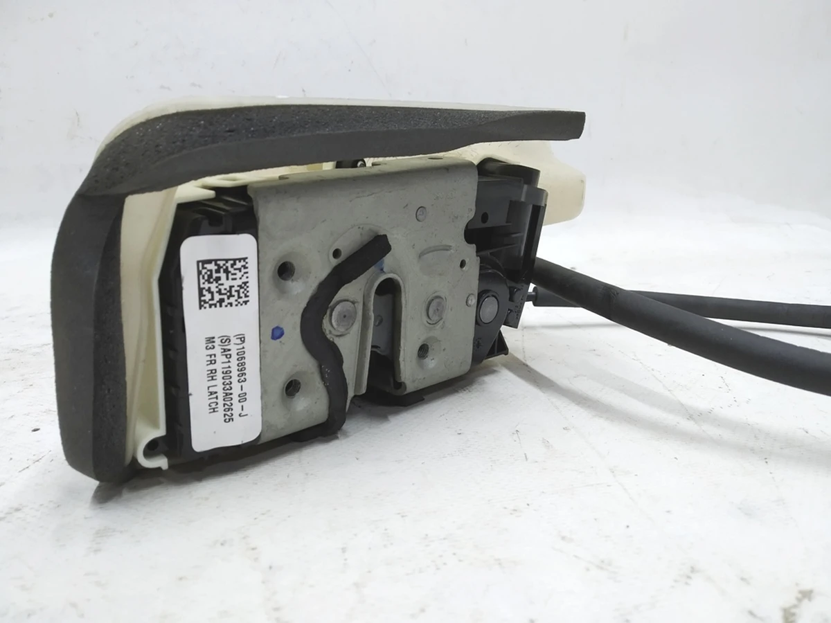 1 Замок дверей передньої правої у зборі Tesla model 3 1068963-00-M