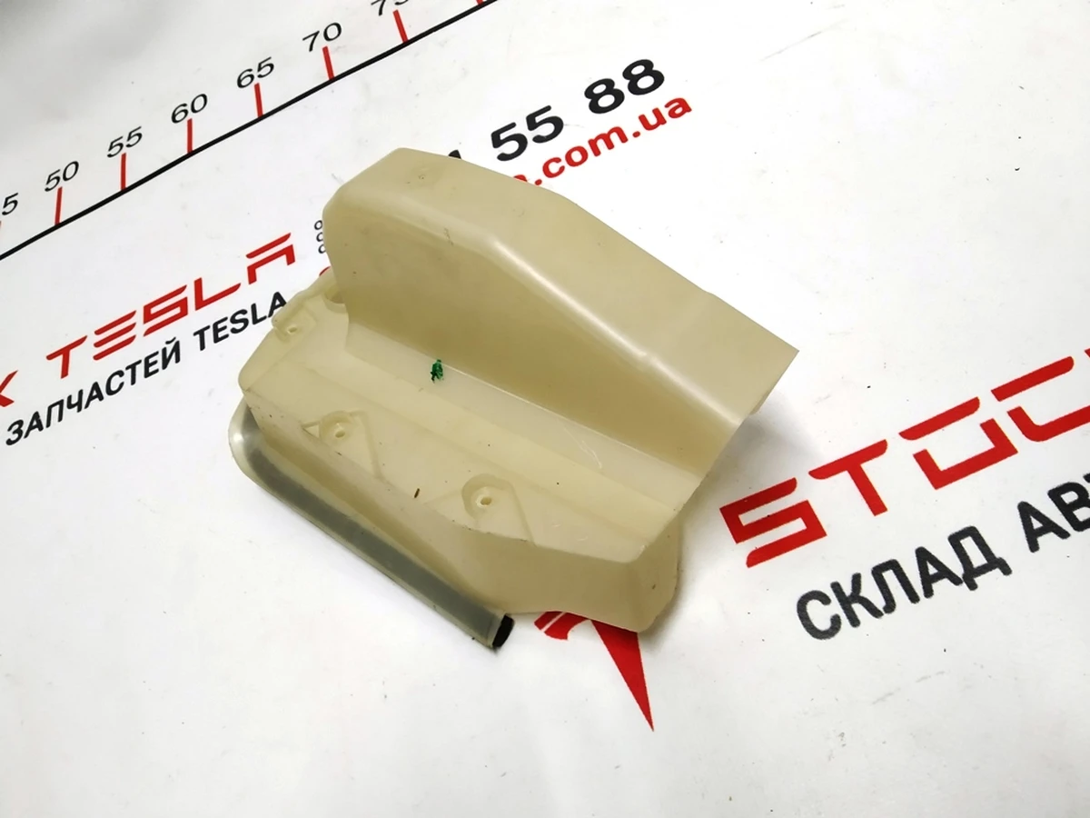 Кришка замка двері передньої правої Tesla model 3 1068963-00-M