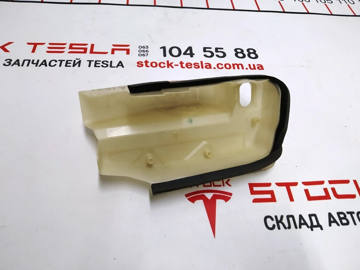 Кришка замка двері передньої правої Tesla model 3 1068963-00-M