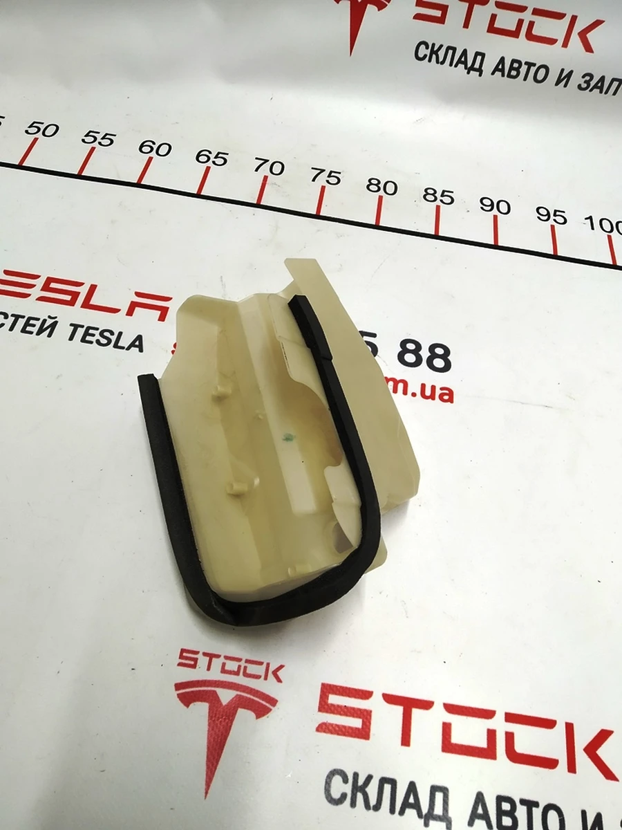 Кришка замка двері передньої правої Tesla model 3 1068963-00-M