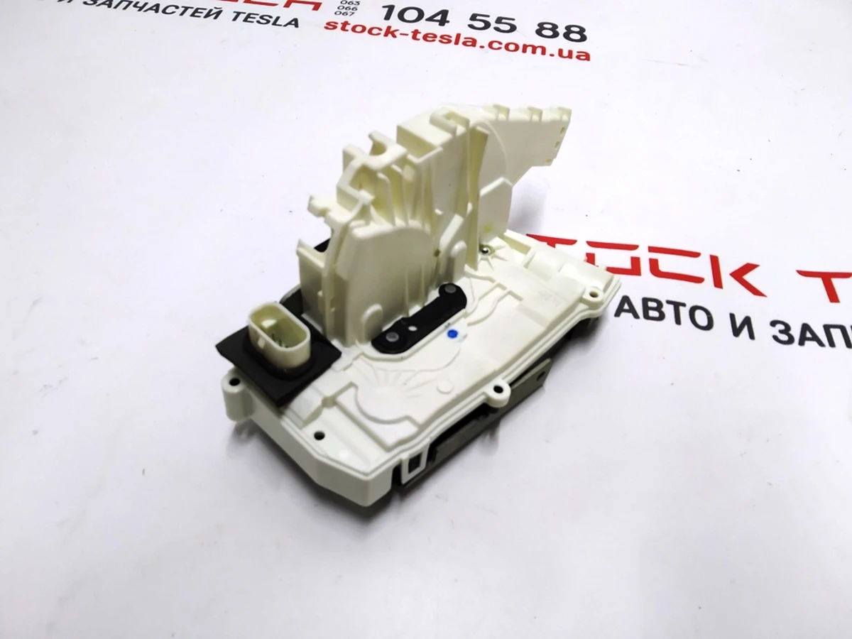 1 Замок дверей передньої правої Tesla model 3 1068963-00-M