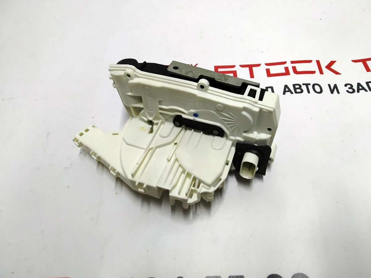 1 Замок дверей передньої правої Tesla model 3 1068963-00-M