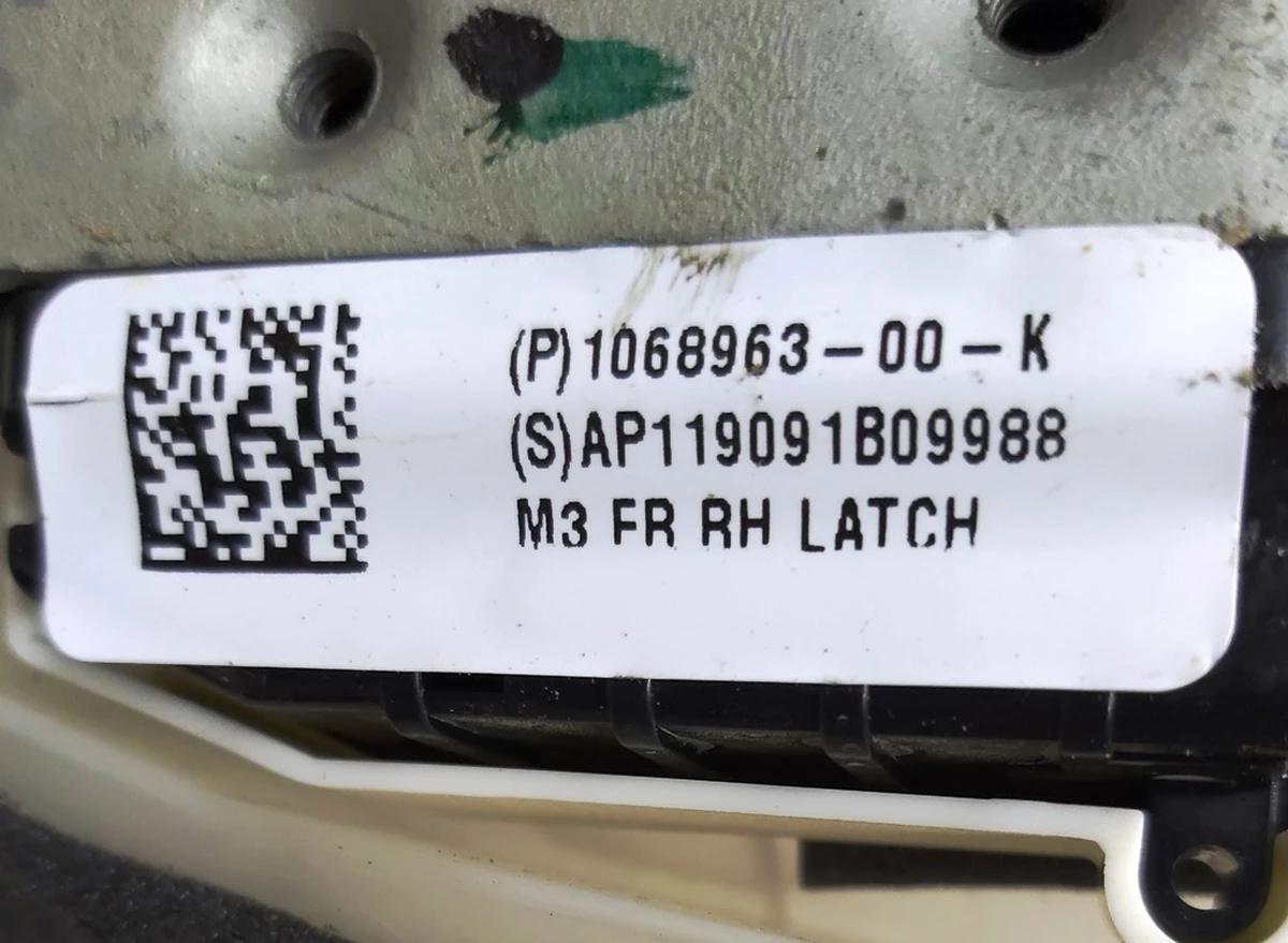 1 Замок дверей передніх правих у зборі Tesla model 3 1068963-00-M