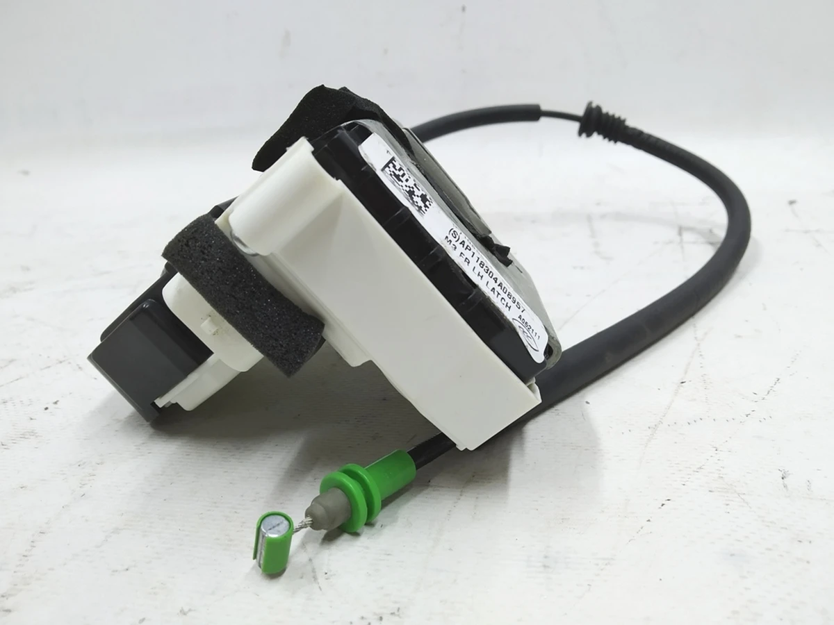 1 Замок дверей передньої лівої у зборі з тросиком Tesla model 3 1068964-00-M