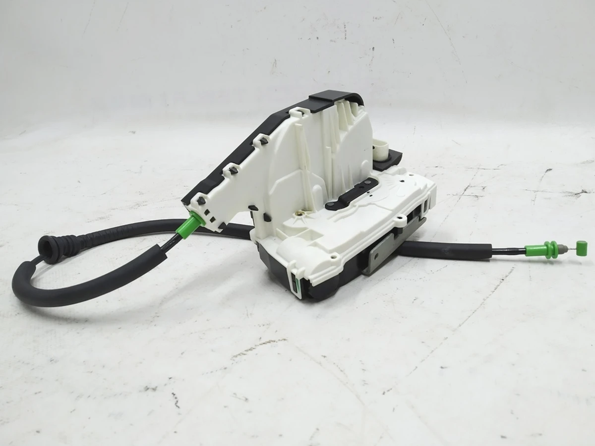 1 Замок дверей передньої лівої у зборі з тросиком Tesla model 3 1068964-00-M