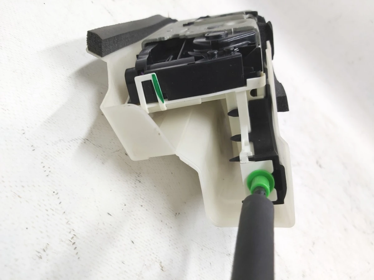 1 Замок двери передней левой в сборе с тросиком Tesla model 3 1068964-00-M