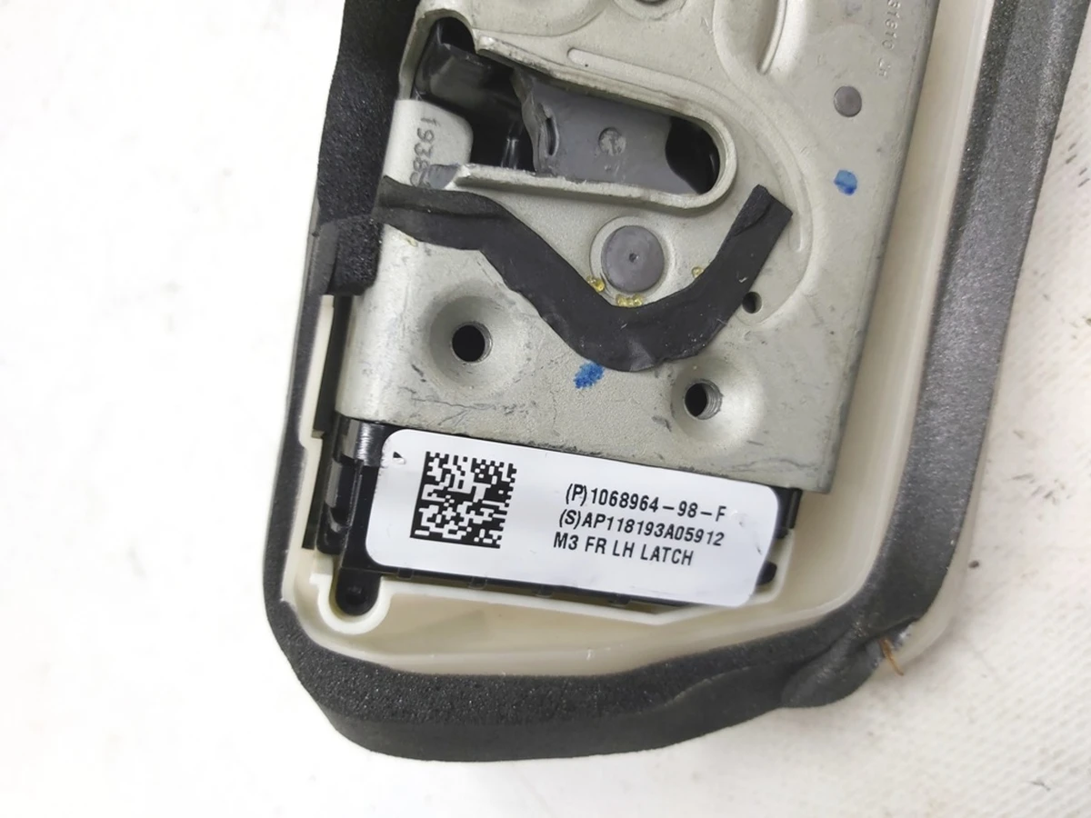 1 Замок двери передней левой в сборе с тросиком Tesla model 3 1068964-00-M