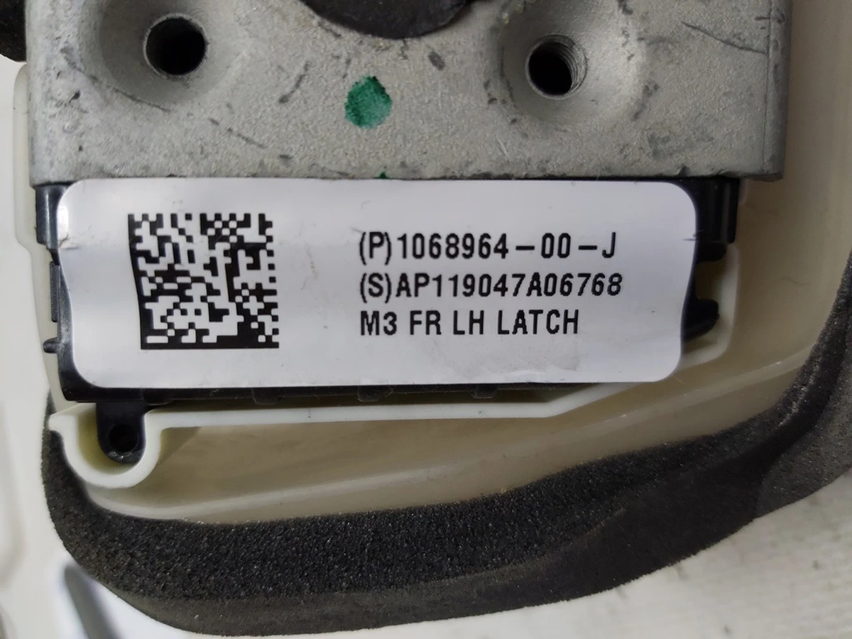 1 Замок двери передней левой в сборе с тросиком Tesla model 3 1068964-00-M