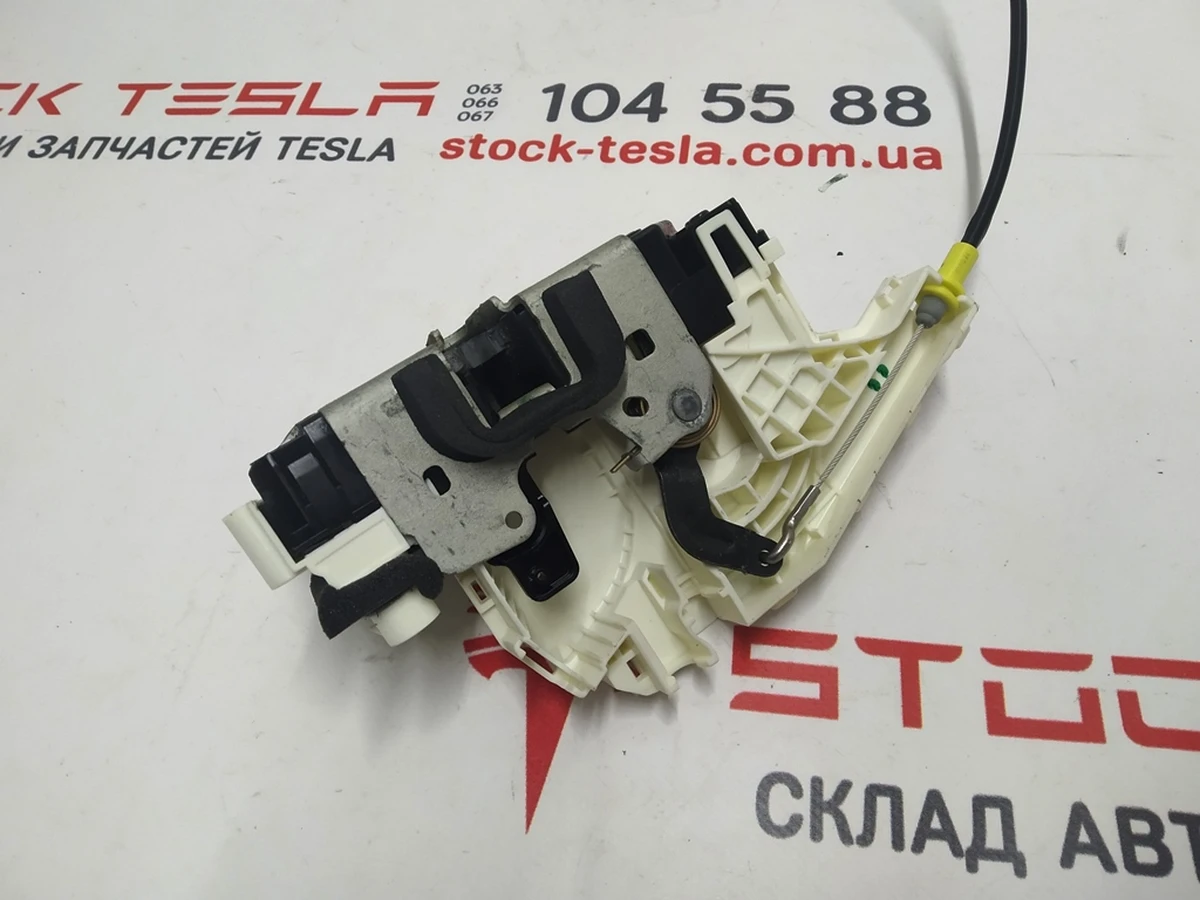 1 Замок дверей задньої правої Tesla model 3 1068969-00-M