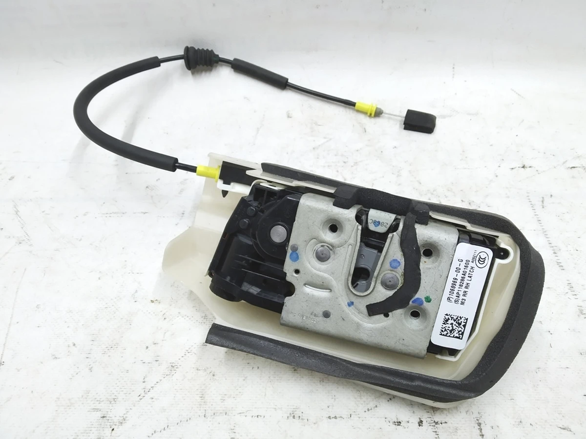 1 Замок двери задней правой Tesla model 3 1068969-00-M