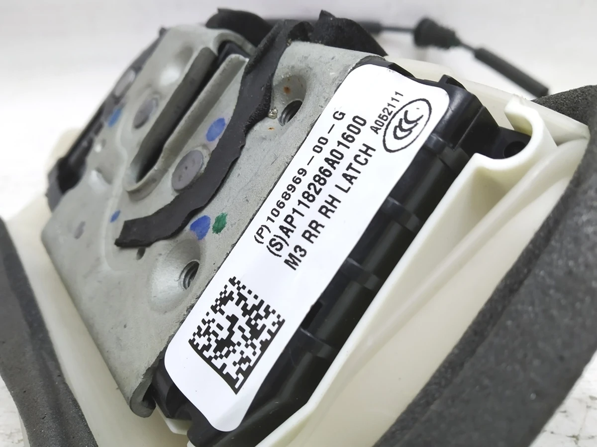 1 Замок двери задней правой Tesla model 3 1068969-00-M