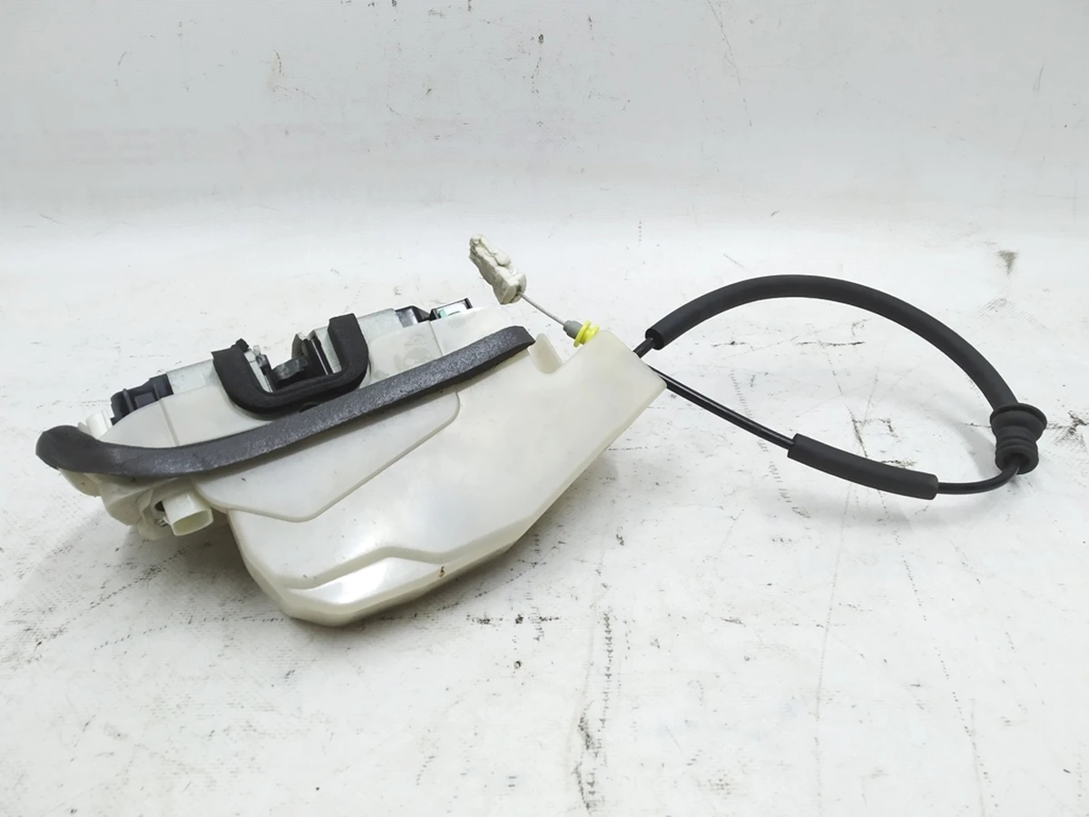 1 Замок дверей задніх правих Tesla model 3 1068969-00-M