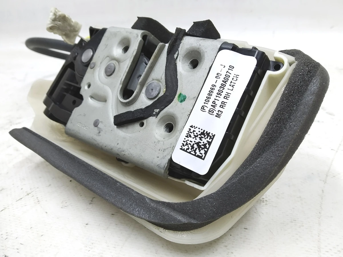 1 Замок дверей задніх правих Tesla model 3 1068969-00-M