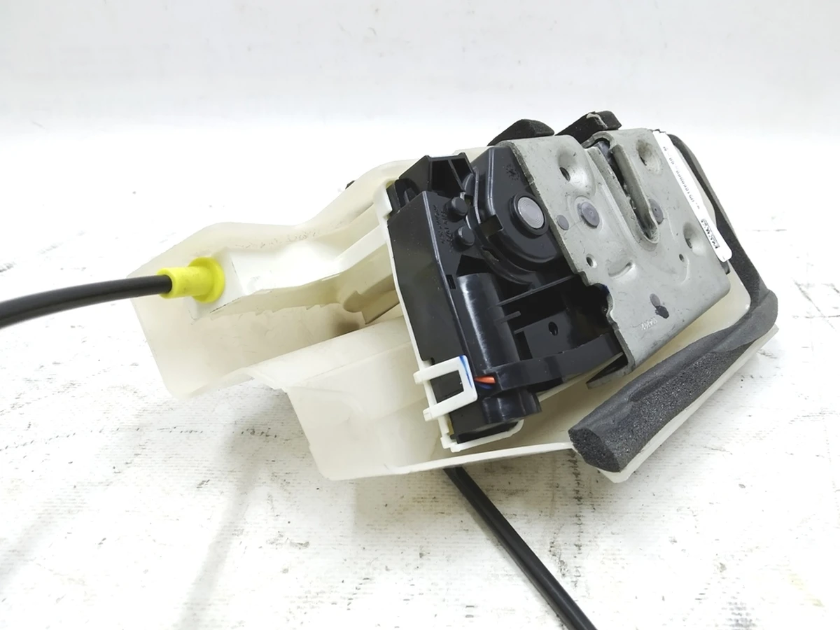 1 Замок дверей задніх правих Tesla model 3 1068969-00-M