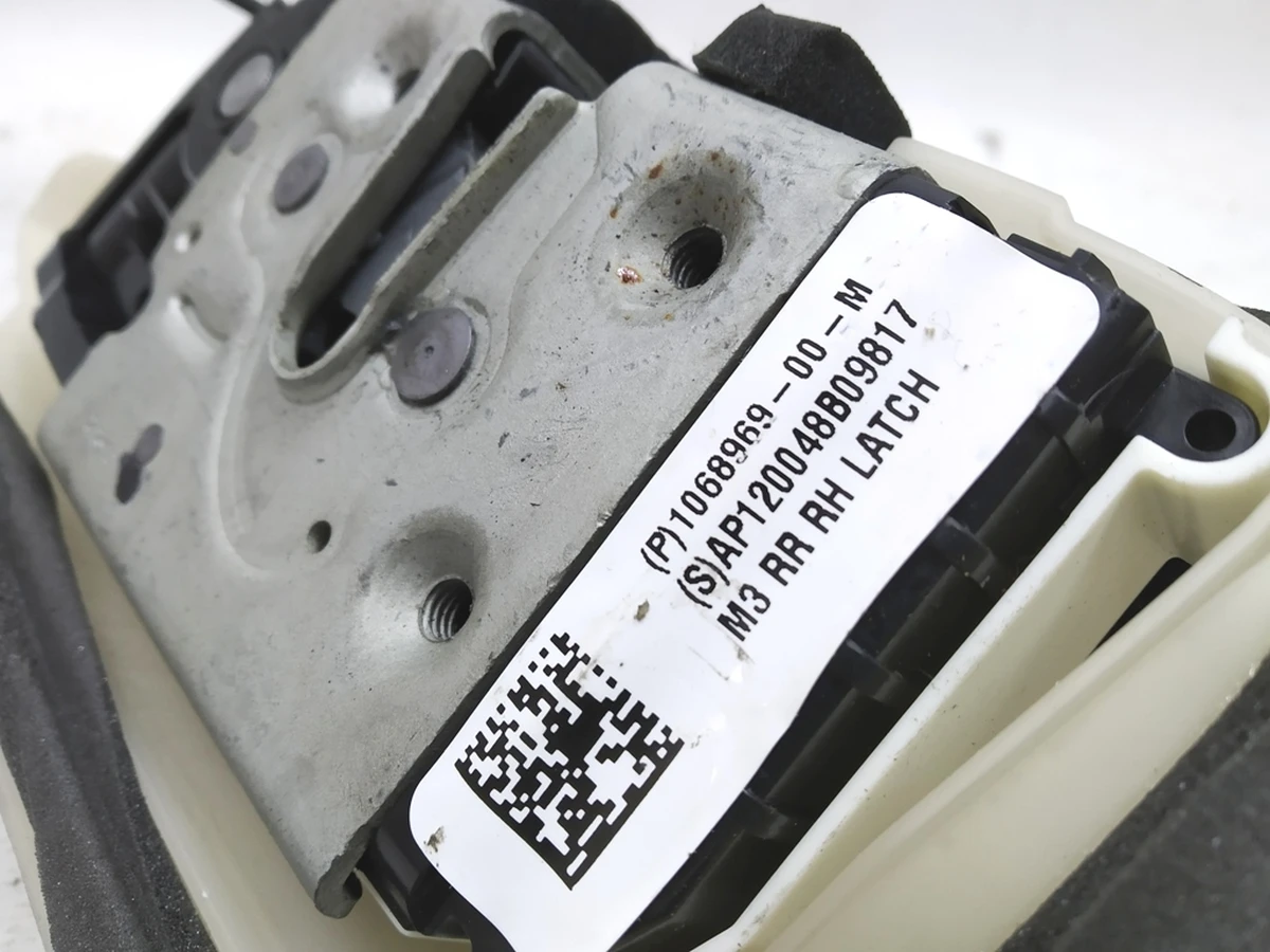 1 Замок дверей задніх правих Tesla model 3 1068969-00-M