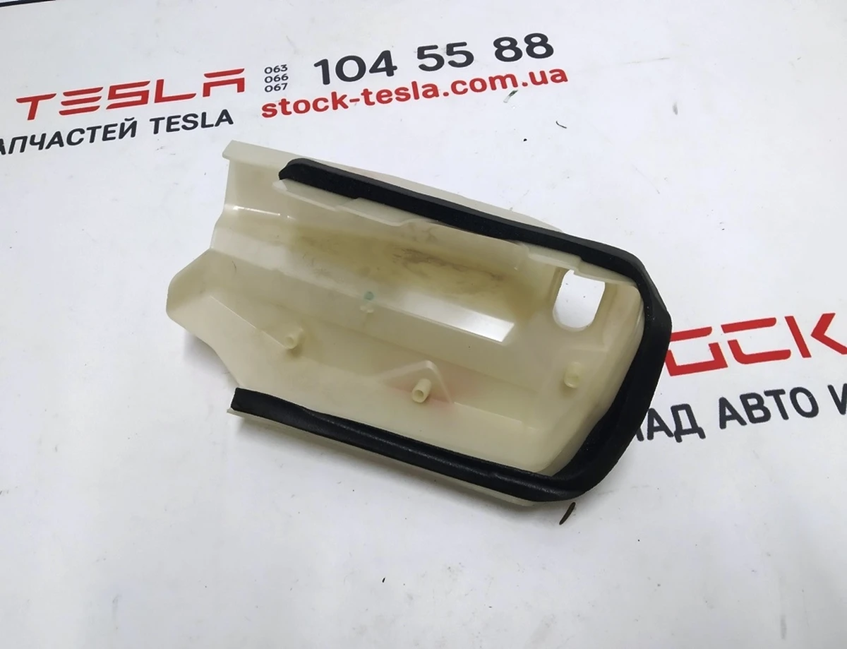 Кришка замка двері задньої правої Tesla model 3 1068969-00-M
