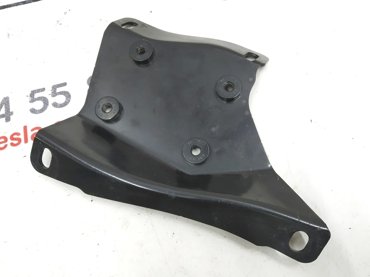 12 Кронштейн компрессора кондиционера нижний Tesla model S REST 1068997-00-C