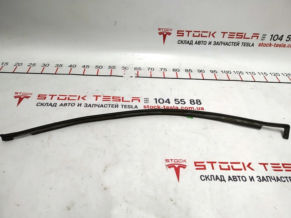 20 Ущільнювач двері задніх лівих нижній Tesla model X 1069003-00-C