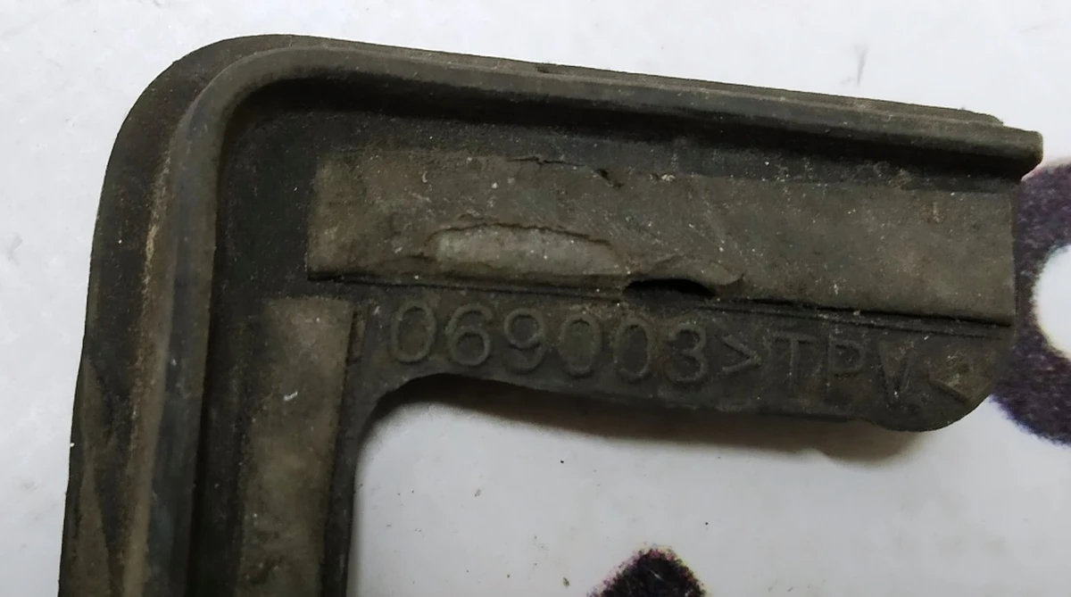 20 Ущільнювач двері задніх лівих нижній Tesla model X 1069003-00-C