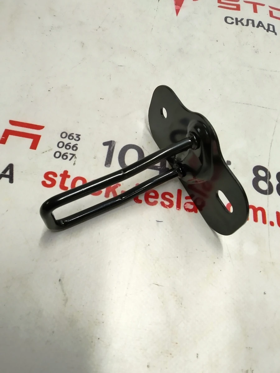 1 Петля замка капота одинарная высокая (старого образца) Tesla Model 3 1069032-00-B