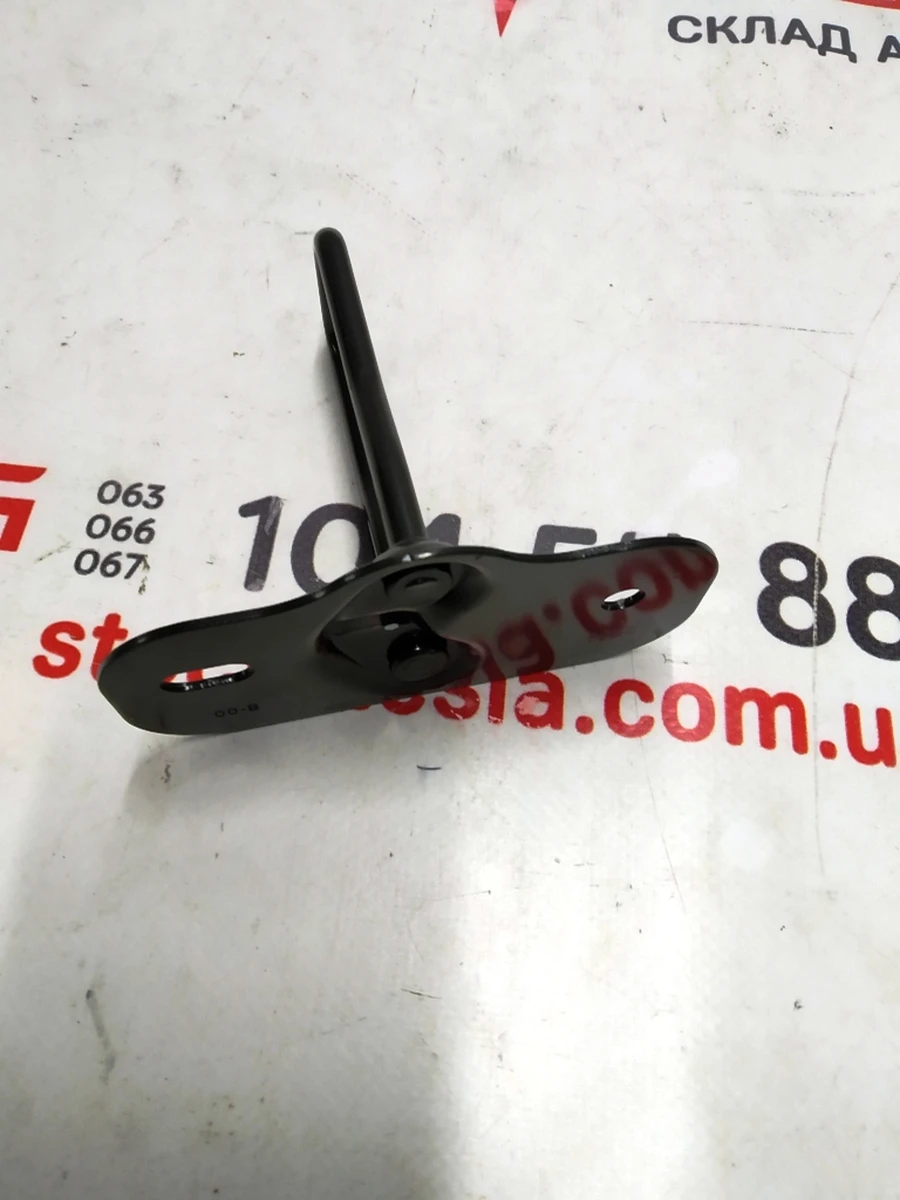 1 Петля замка капота одинарная высокая (старого образца) Tesla Model 3 1069032-00-B