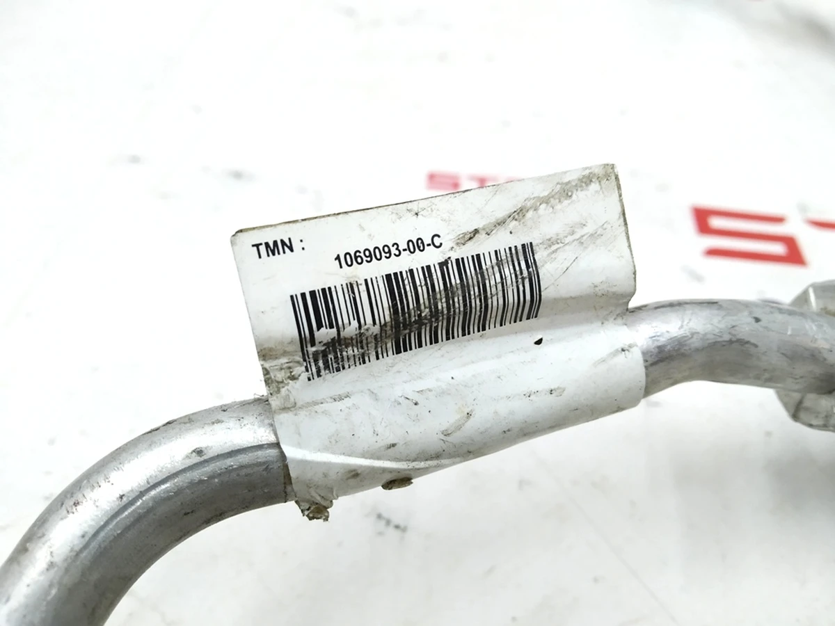 Концевик трубопровода системы кондиционирования Tesla model S REST 1069093-00-C