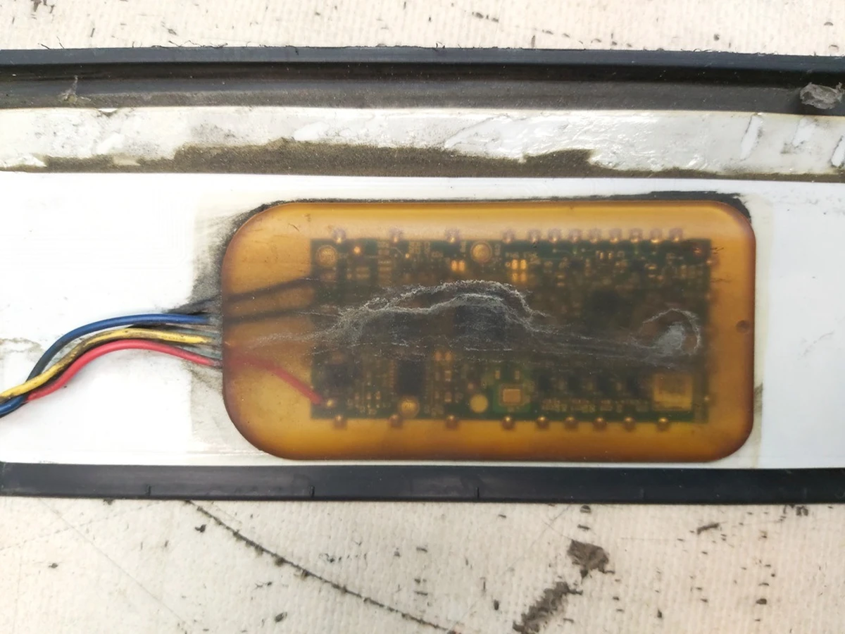 3 Накладка двери задней правой наружная нижняя с датчиком Tesla model X 1097664-00-B 1063445-00-B 1067553-00-B