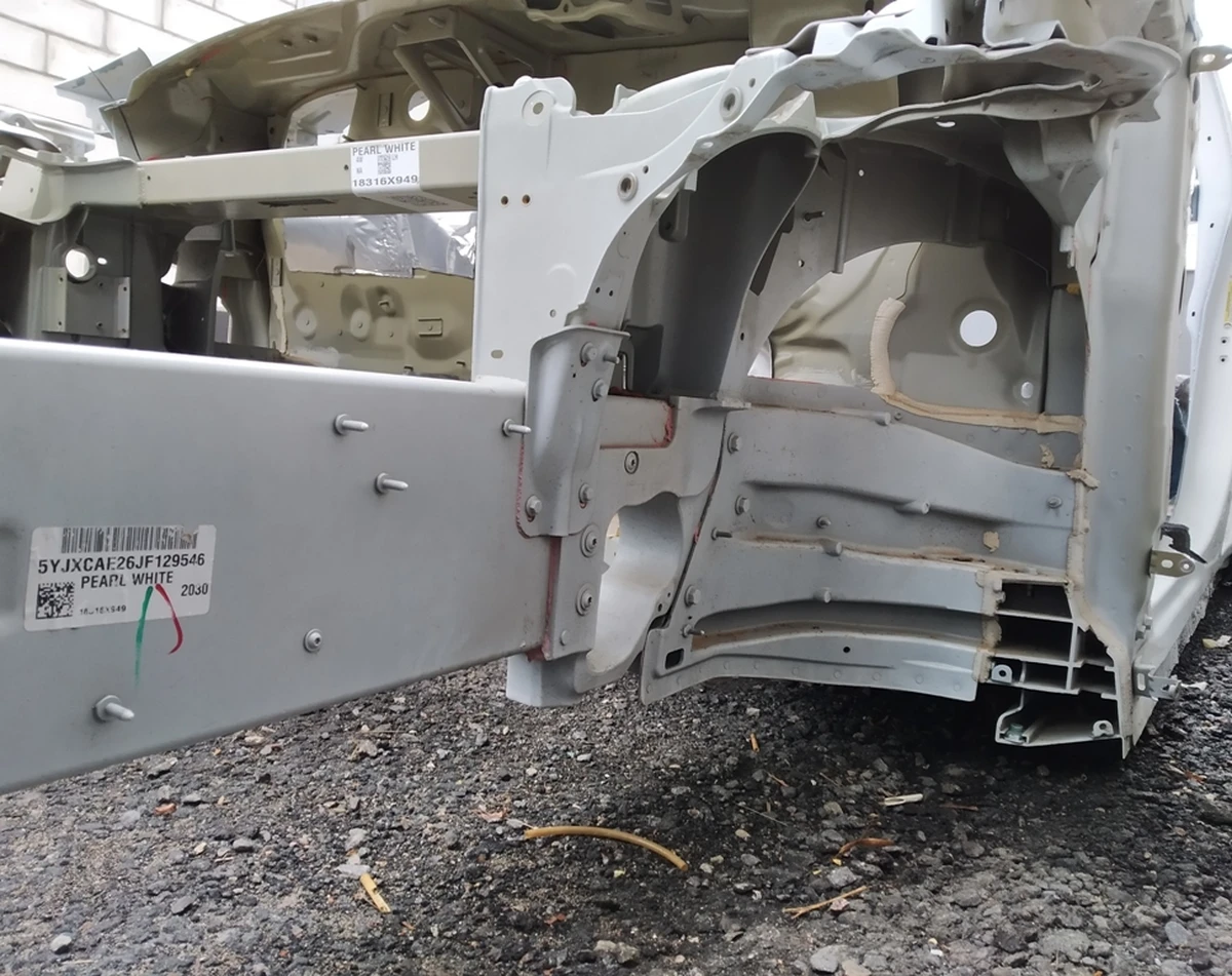 2 Чверть передня ліва склянка у зборі з лонжероном та полицею крила Tesla model X 1069415-S0-E