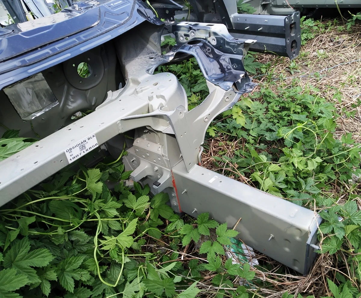 Quarter front left wing assembly with spar and wing shelf {MX} 1069415-S0-E