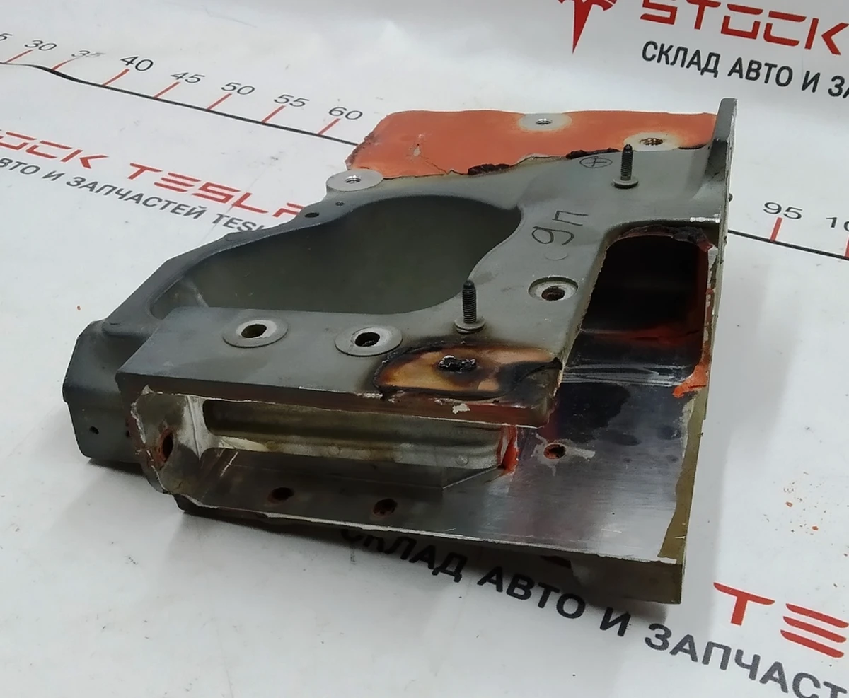 13 Чверть передня права проставка лонжерона під піввісь Tesla model X 1069431-S0-C