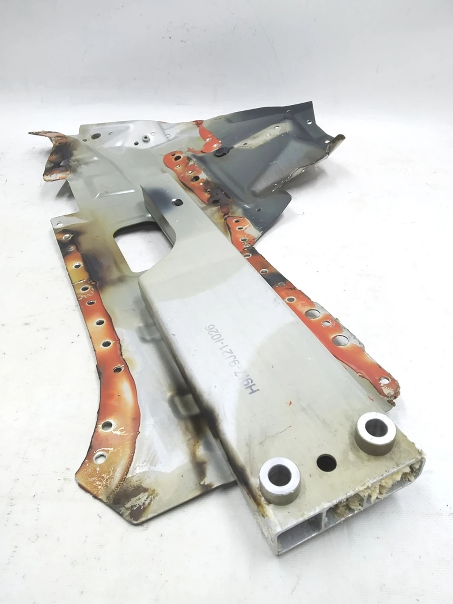 12 Quarter front right A-pillar panel, middle part assembly with Tesla model X 1069448-S0-B mounting bracket