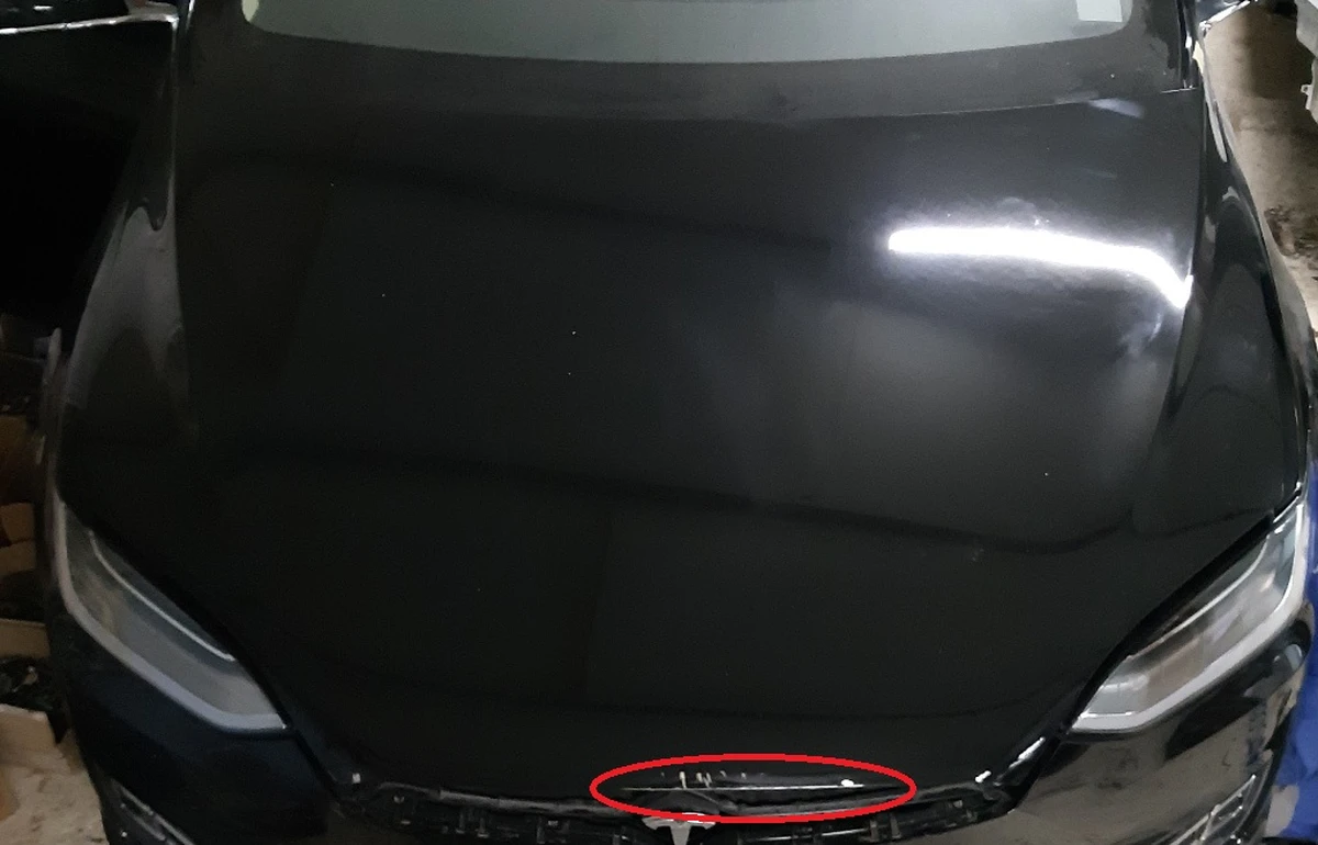 1 Капот (одна петля) AWD PBSB із пошкодженням Tesla model X 1069531-E0-C