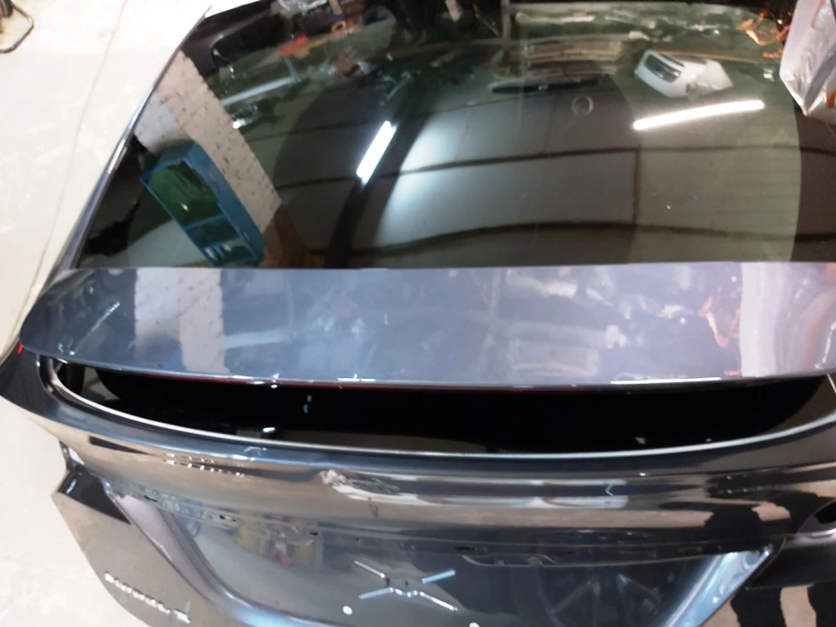 10 Кришка багажника (ляда) PMNG зі склом у частковому зборі з пошкодженням Tesla model X 1069546-E0-A