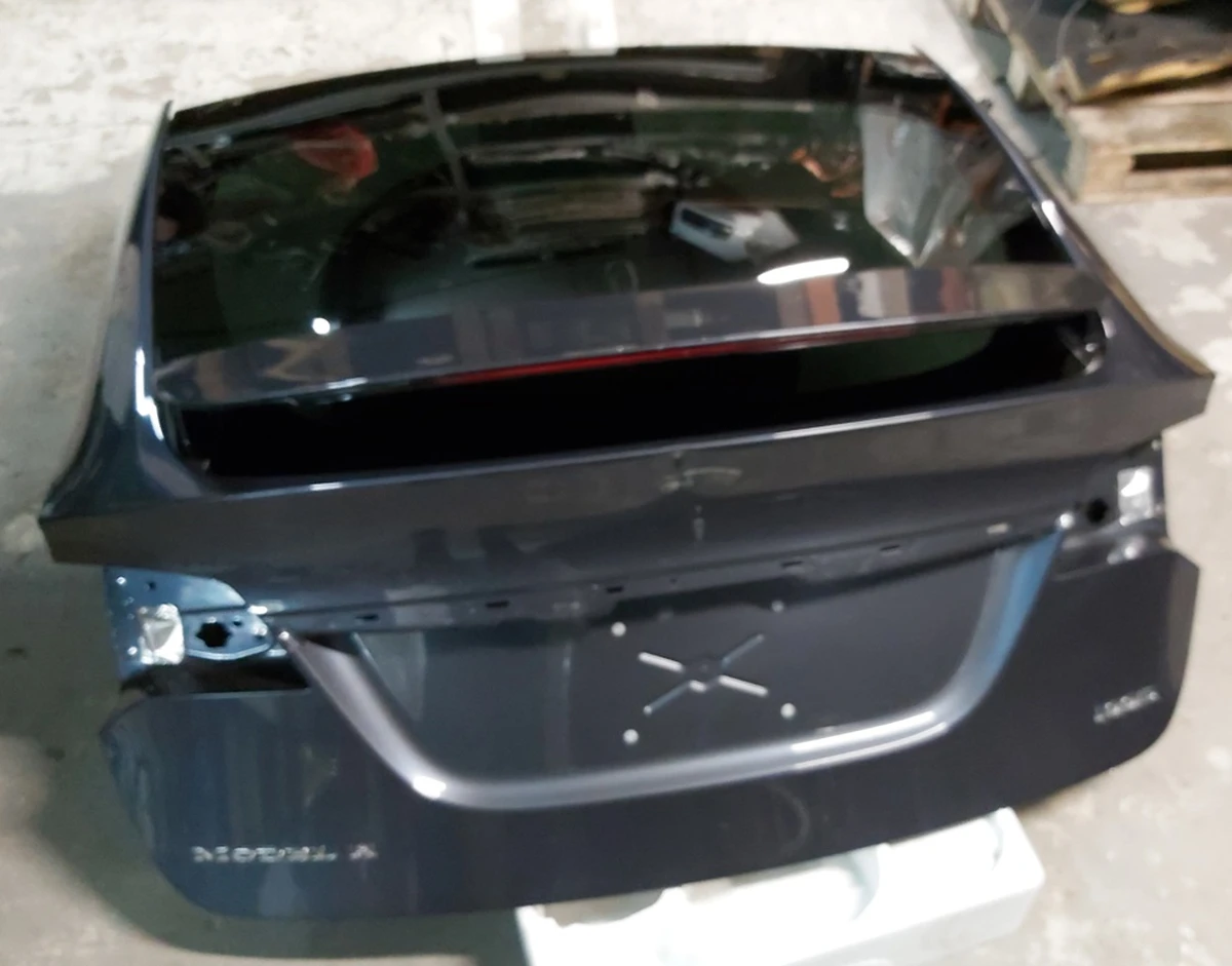 10 Кришка багажника (ляда) PMNG зі склом у частковому зборі з пошкодженням Tesla model X 1069546-E0-A