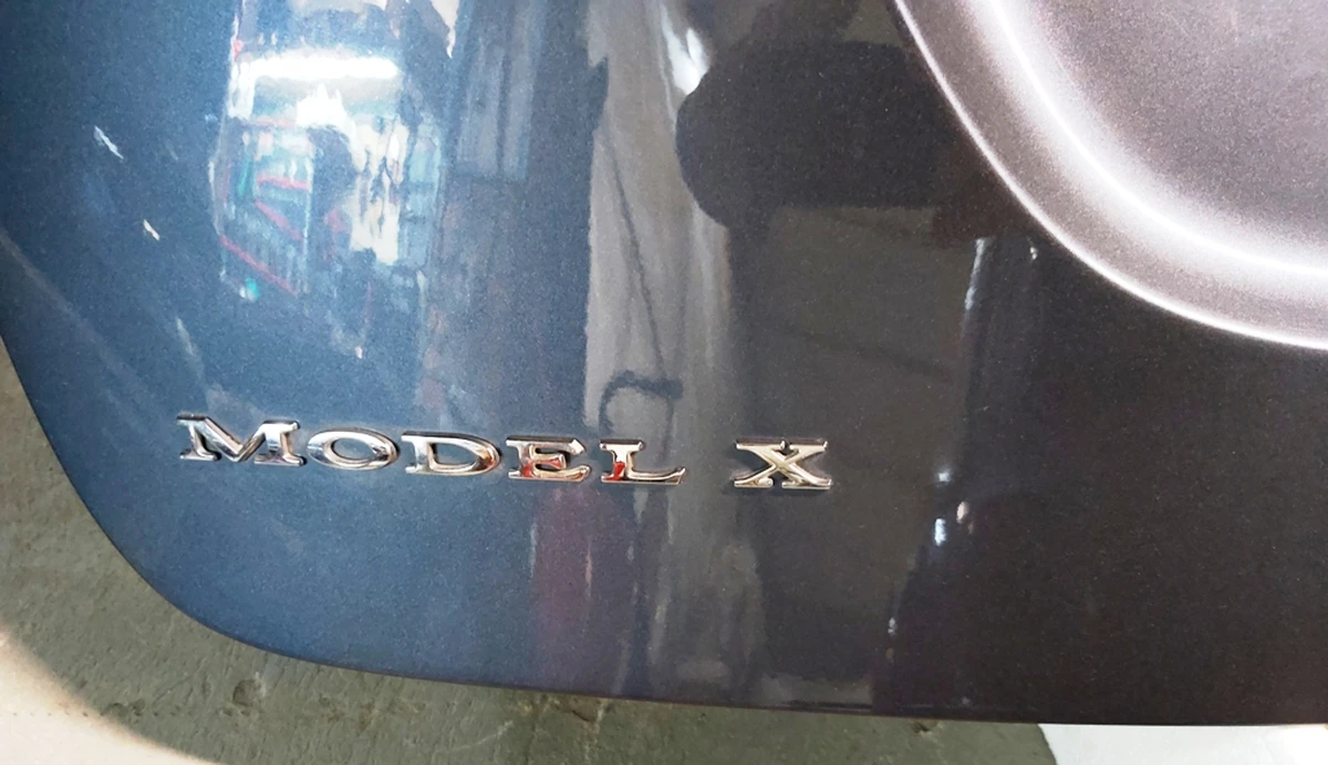 10 Кришка багажника (ляда) PMNG зі склом у частковому зборі з пошкодженням Tesla model X 1069546-E0-A