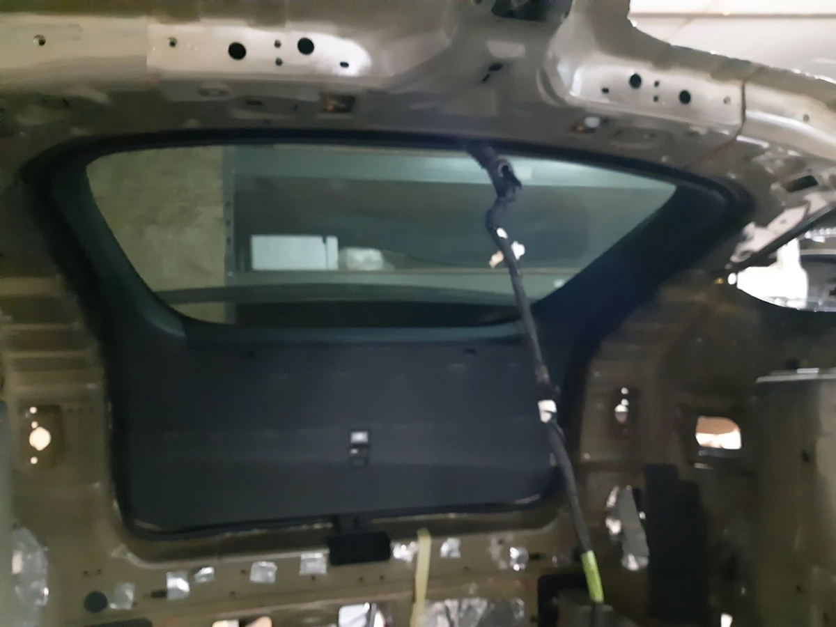 10 Trunk lid (lada) assembly PBSB with emblem T dents on the body Tesla model X 1069546-E0-A