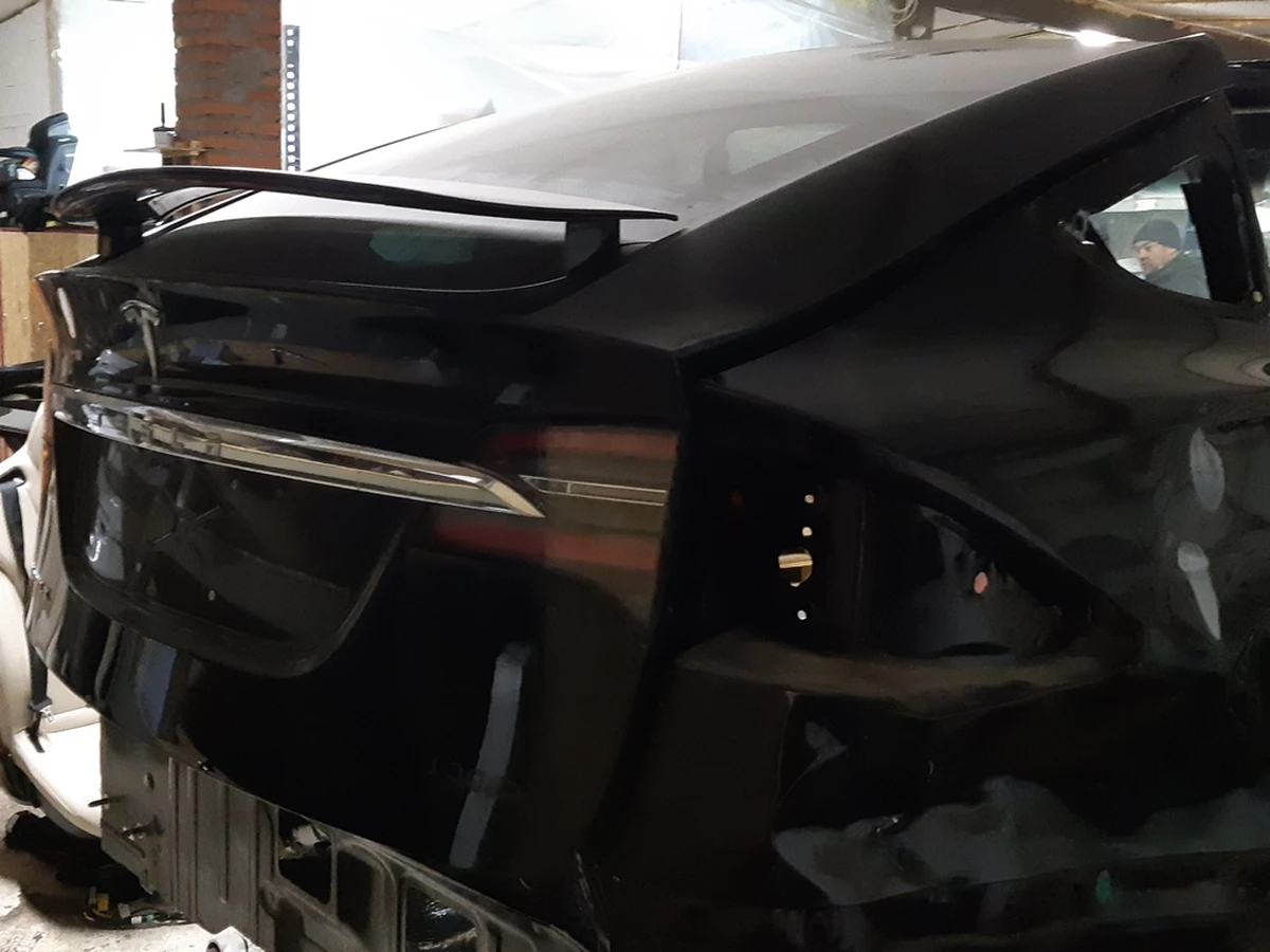 10 Trunk lid (lada) assembly PBSB with emblem T dents on the body Tesla model X 1069546-E0-A