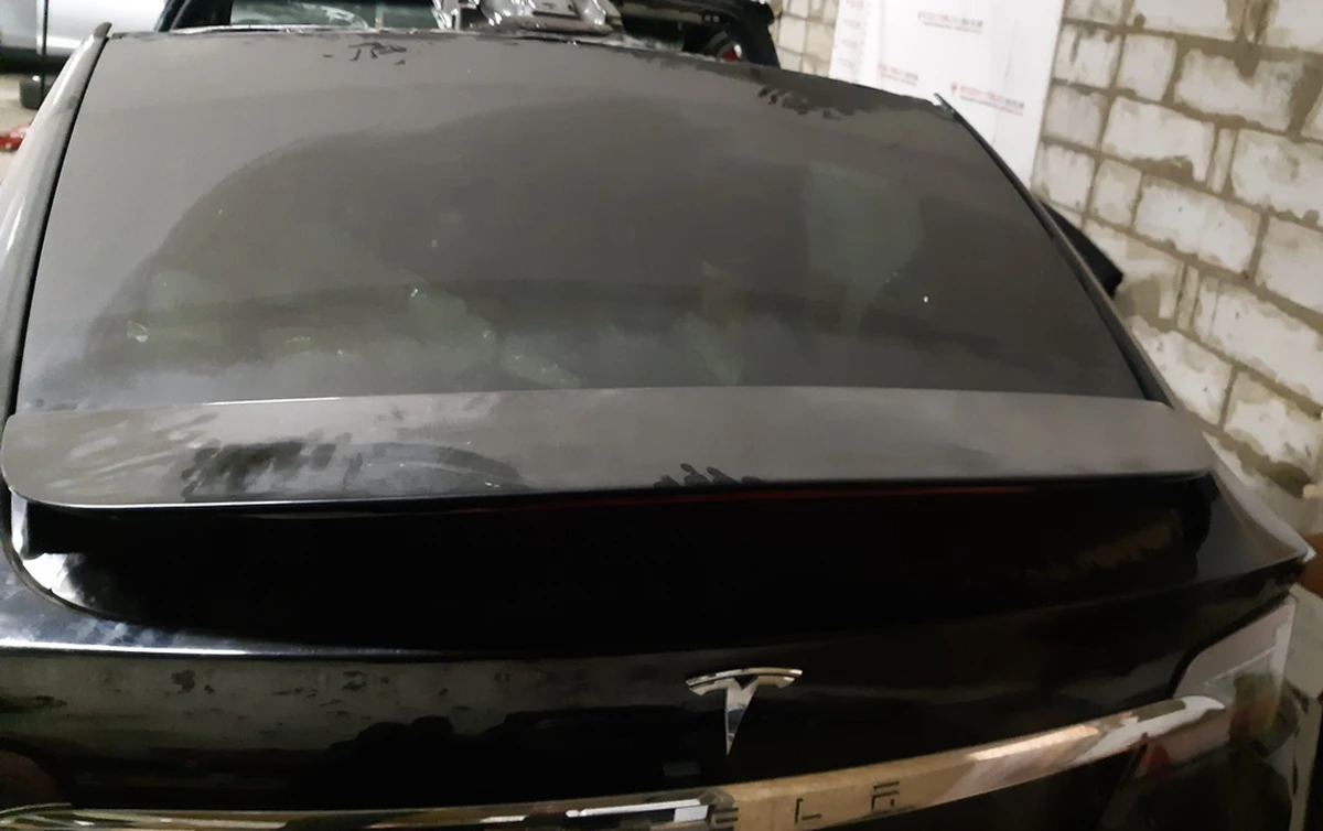 10 Trunk lid (lada) assembly PBSB with emblem T dents on the body Tesla model X 1069546-E0-A