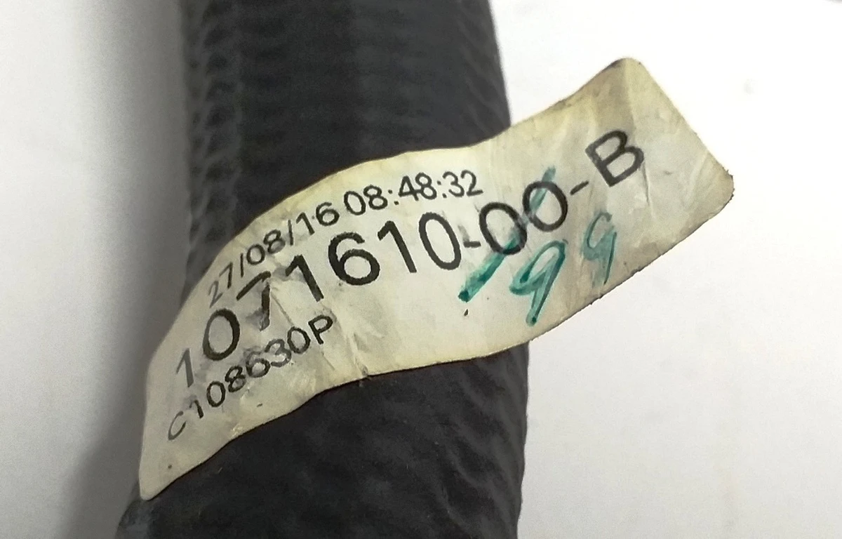 1 Шланг системи охолодження чарджер/вхід Tesla model S REST 1071610-00-D