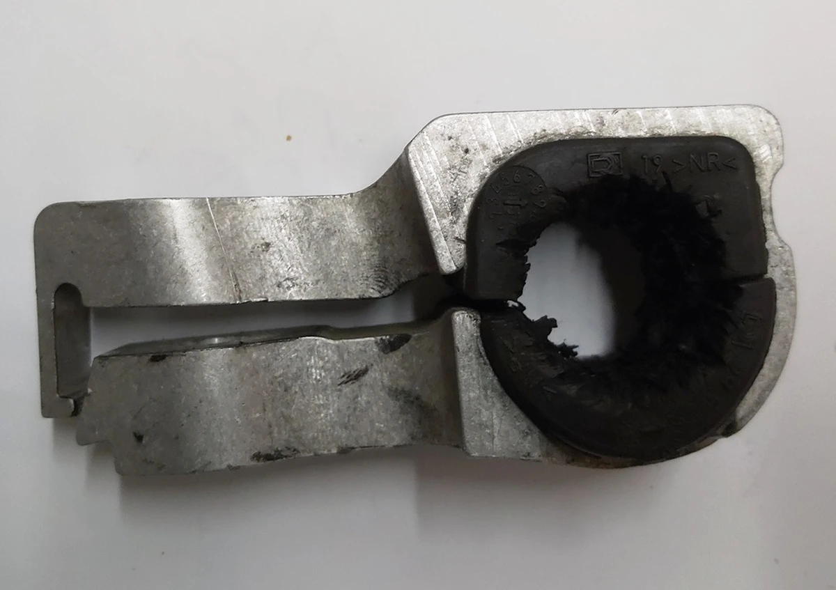 1 Bracket mounting stabilizer front right 26 mm Tesla model X 1027381-00-K