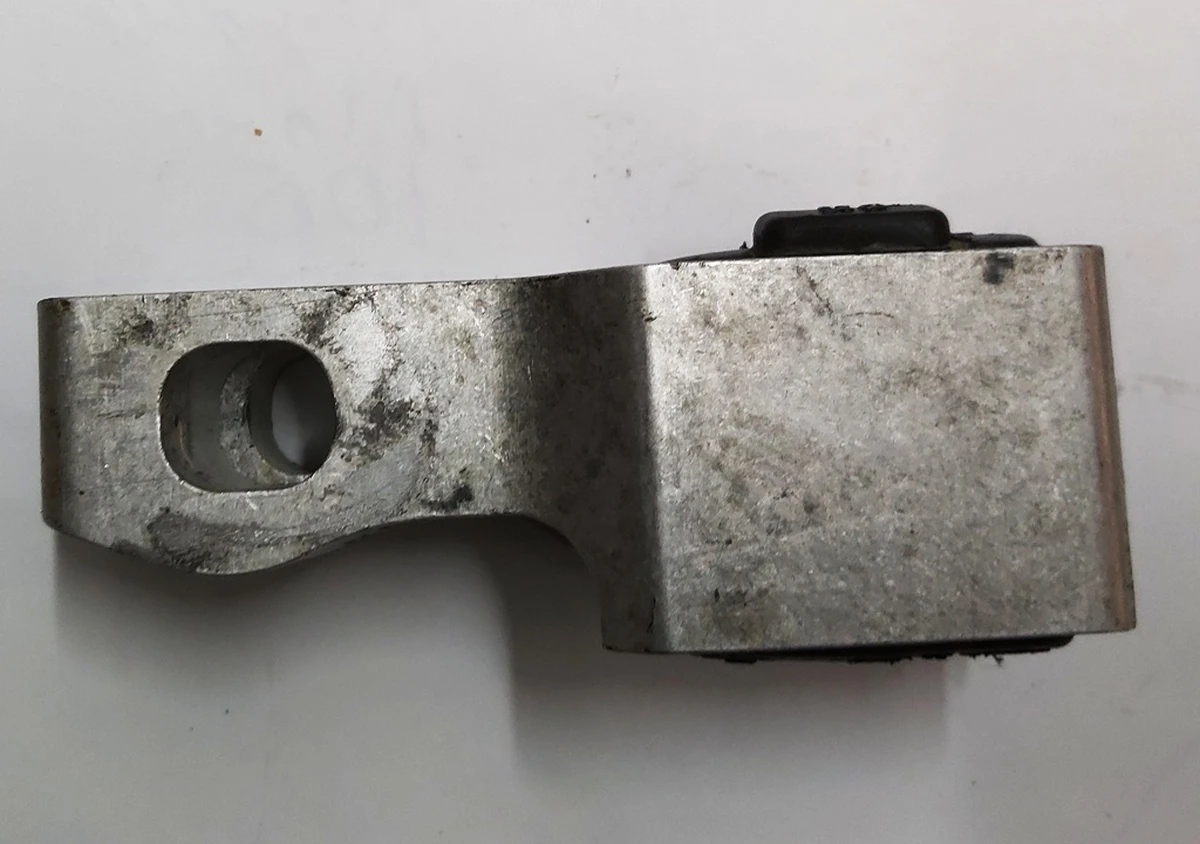 1 Bracket mounting stabilizer front right 26 mm Tesla model X 1027381-00-K