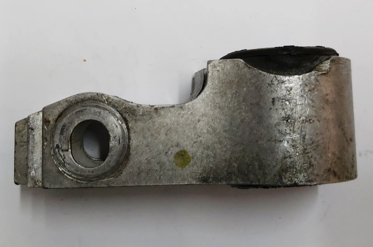 1 Bracket mounting stabilizer front right 26 mm Tesla model X 1027381-00-K