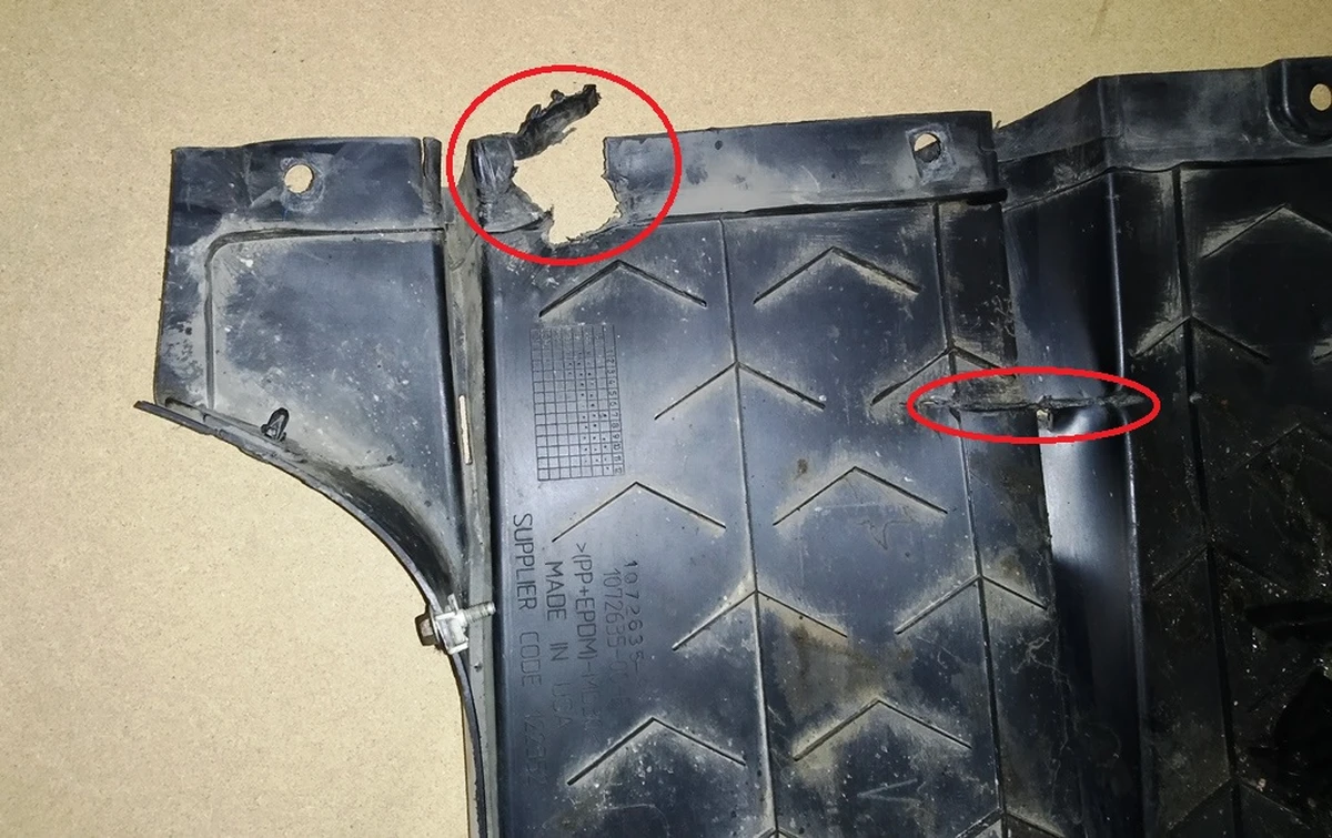 1 Rear underbody protection damaged Tesla model X 1072635-00-B