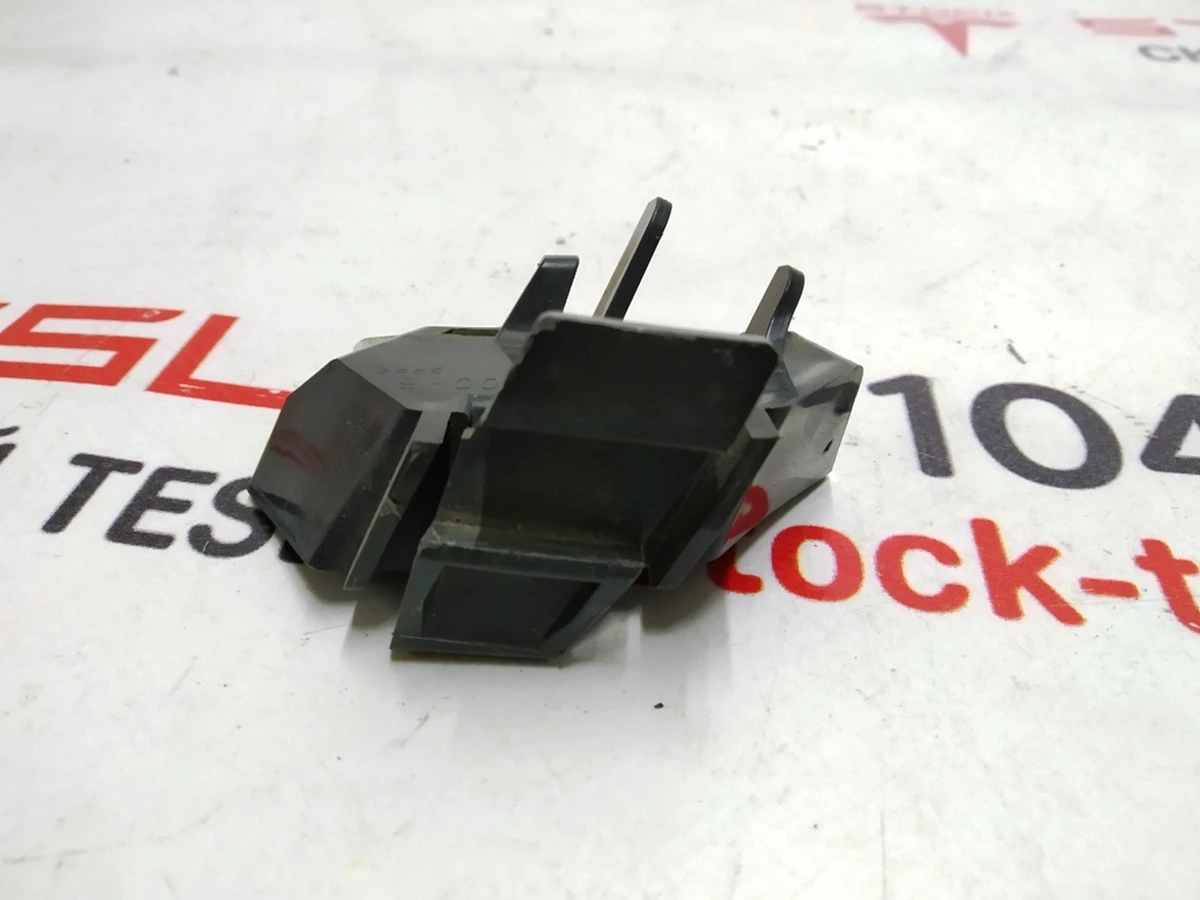 7 Напрямна бампера переднього ліва Tesla model S REST 1072913-00-B