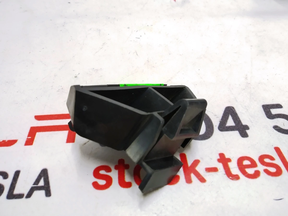 7 Напрямна бампера переднього ліва Tesla model S REST 1072913-00-B