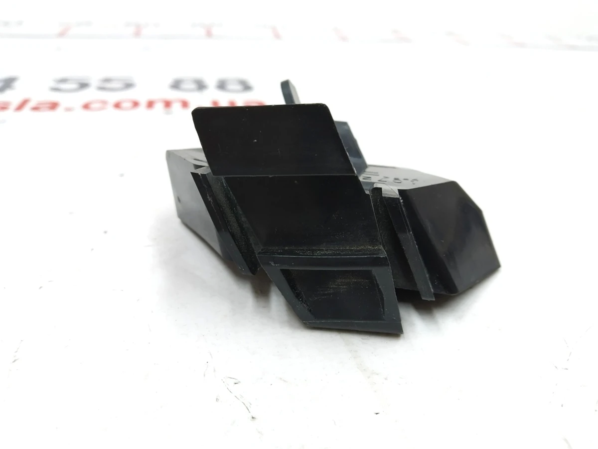 8 Направляюча бампера переднього, нижня права Tesla model S REST 1072914-00-B