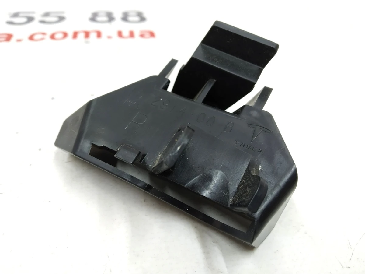 8 Направляюча бампера переднього, нижня права Tesla model S REST 1072914-00-B